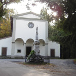 La chiesa di San Rocco e il monumento ai caduti